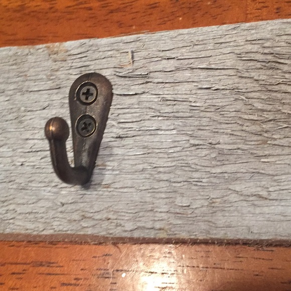 Hand Crafted-Wall mounted hook rail - Picture 3 of 8